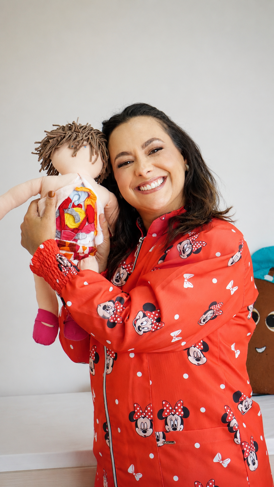 Adriana Bombonato com material anatômico didático